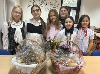 TROSTRUKO SLAVLJE U NAŠOJ ŠKOLI: OBILJEŽENI DANI KRUHA, KRAVATE I PJEŠAČENJA
